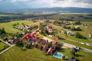 DOMKI & POKOJE GROŃ PLACÓWKA W GÓRACH