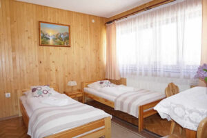 DOMKI & POKOJE GROŃ PLACÓWKA W GÓRACH