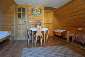 DOMKI & POKOJE GROŃ PLACÓWKA W GÓRACH